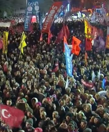 canli-yayin-ozgur-ozel-sarachanede-vatandaslara-hitap-ediyor-xydp_cover