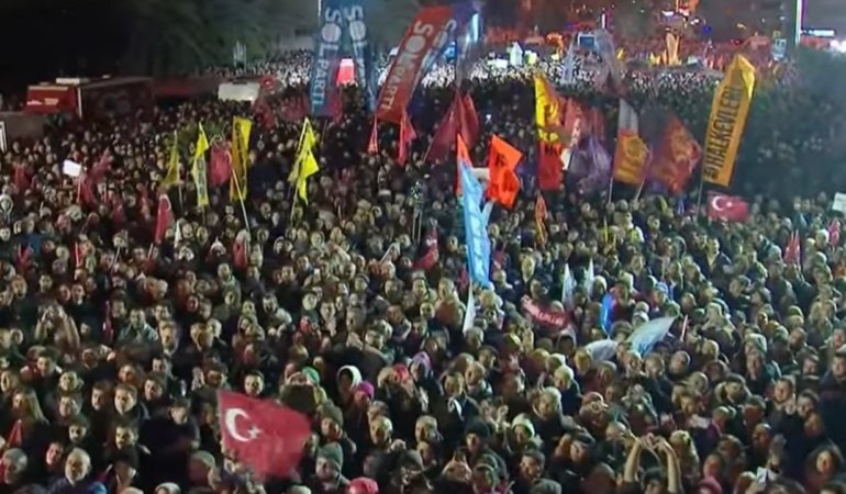 İmamoğlu’nun gözaltına alınması, CHP’yi sokağa döktü! Özgür Özel, Saraçhane’deki büyük kalabalığa hitap etti…