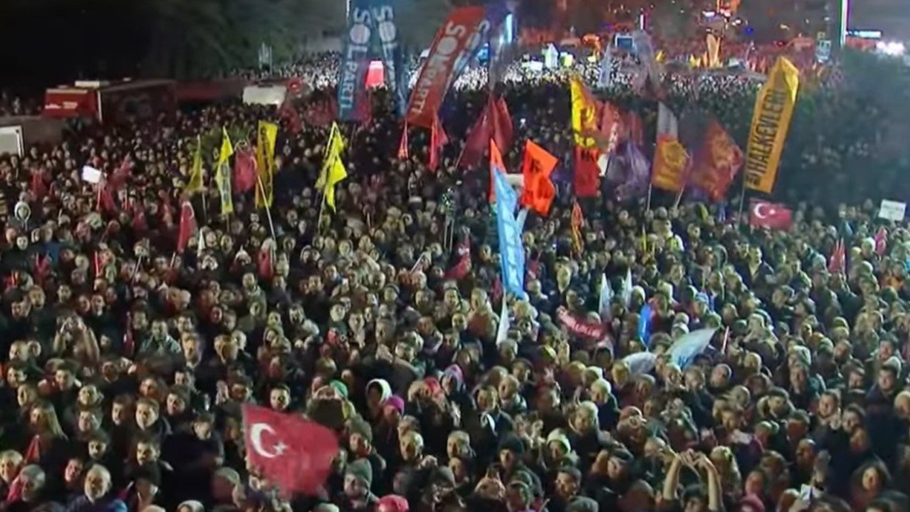 canli-yayin-ozgur-ozel-sarachanede-vatandaslara-hitap-ediyor-xydp_cover