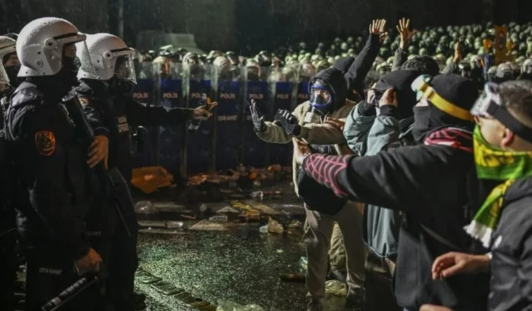 İmamoğlu’nun tutuklanması, protestoları patlattı! Türkiye çapında yapılan protestolarda çok sayıda gözaltı ve tutuklama…
