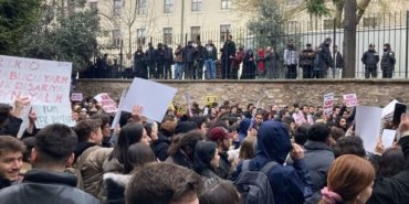 imamoglu-na-destek-eylemi-yapan-universite-ogrencilerine-polis-engeli