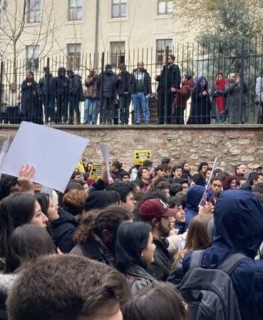 imamoglu-na-destek-eylemi-yapan-universite-ogrencilerine-polis-engeli