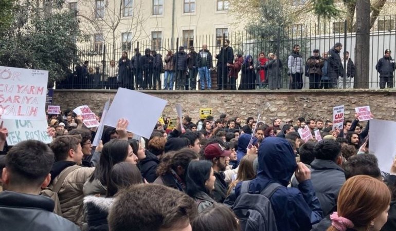İmamoğlu’nun gözaltına alınması sonrası, İstanbul Üniversitesi’nde öğrenci protestosu! Metro istasyonları kapatıldı, Döviz fırladı…
