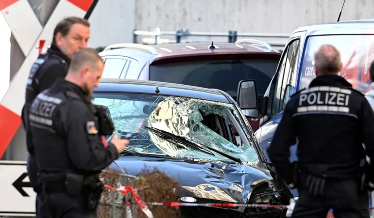 Almanya’da bir araç kalabalığın içine daldı, 2 ölü…