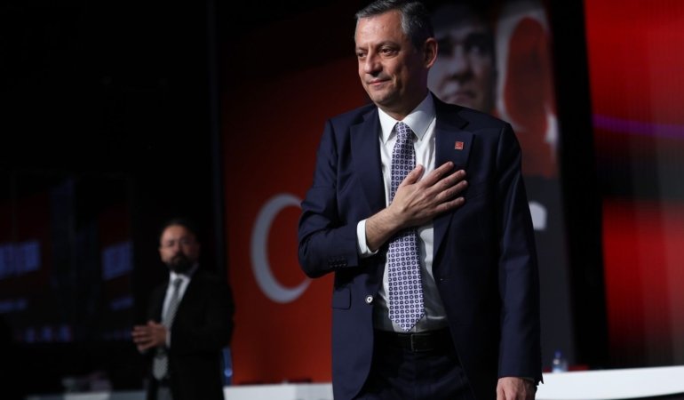 Özgür ÖZEL, CHP’nin 21. Olağanüstü Kurultayı’nda yeniden genel başkan seçilerek güven tazeledi