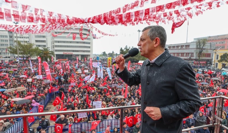 Samsun’a çıkan CHP lideri Özgür Özel’den Erdoğan’a: Hem cuntacı, hem mandacısın!