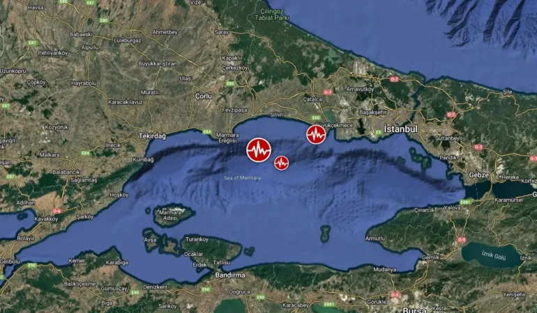 Marmara denizinde, en büyüğü 6,2 olan ve 13 saniye süren depremler nedeniyle İstanbul’da trafik yoğunluğu yaşandı, okullar tatil…