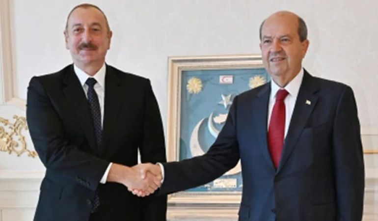 aliyev_kktc_cumhurbaskani_tatar_la_bir_araya_geldi_h81579_2a9a4
