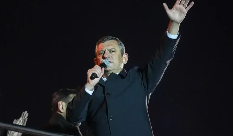 Özgür Özel’den Şişli’deki mitingde Erdoğan’a ağır sözler: Haddini bil, cuntacı…