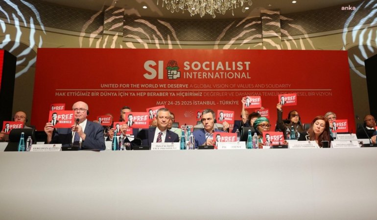 Sosyalist Enternasyonel, Ekrem İmamoğlu için özgürlük çağrısı yaptı, 15 Temmuz Köprüsü’ne pankart asıldı: “Free İmamoğlu”