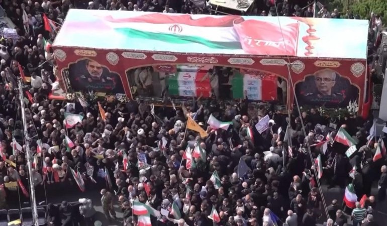 İran ile ABD/İsrail arasındaki 12 Gün Savaşı’nın ardından gerginlik sürüyor, İran’da cenaze törenleri yapılıyor, tutuklanan 700 kişinin idam edilmesi…