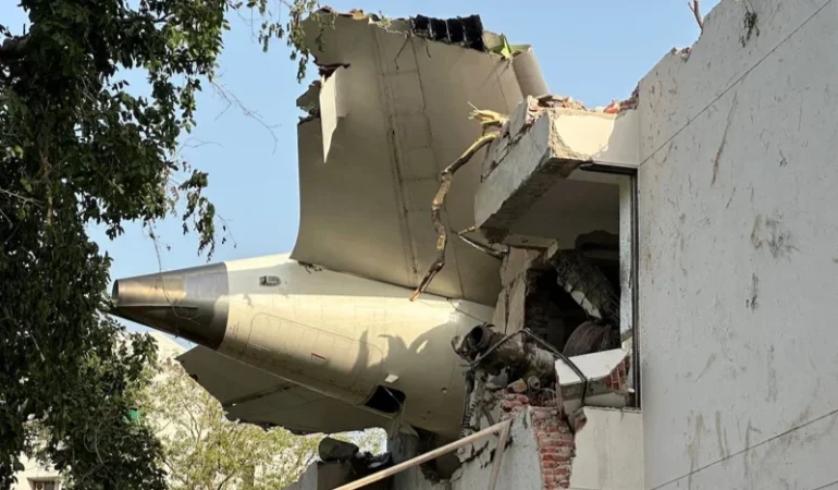 Hindistan’daki uçak kazasında 241 kişi öldü, 1 kişi sağ kurtuldu