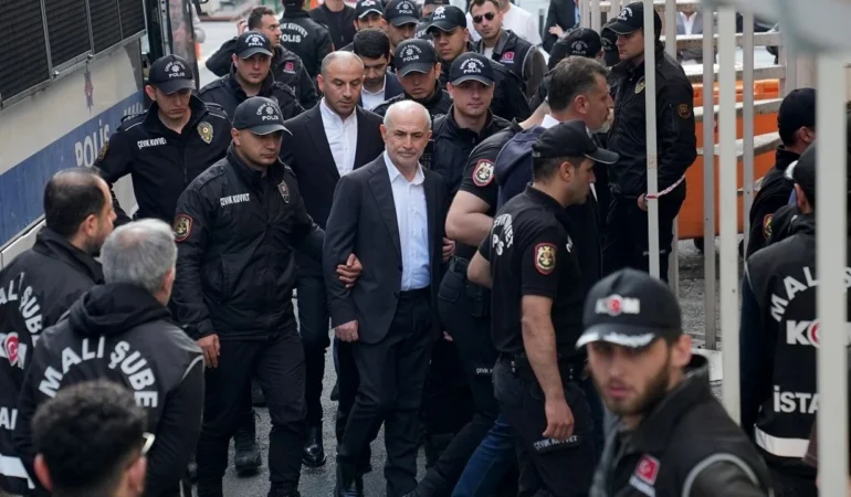 İBB’ye yönelik 5. dalga operasyonda 5’i belediye başkanı, 22 kişi tutukandı