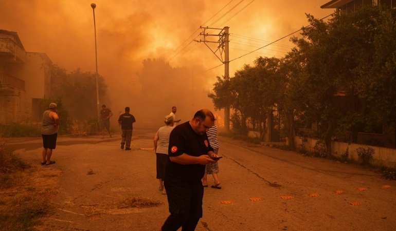 İzmir’deki yangın yayılıyor! Mahalleler boşaltıldı, 1 kişi gözaltında…
