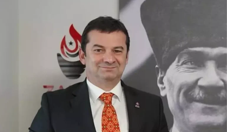 Saraçhane çağrısı yapan Bartu SORAL, genel başkan Ümit ÖZDAĞ’ın gidilmemesi yönündeki talimatının ardından Zafer Partisi’nden istifa etti