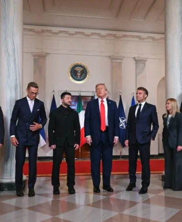 250818-white-house-group-photo-zelenskyy-trump-mn-1450-85e1b2