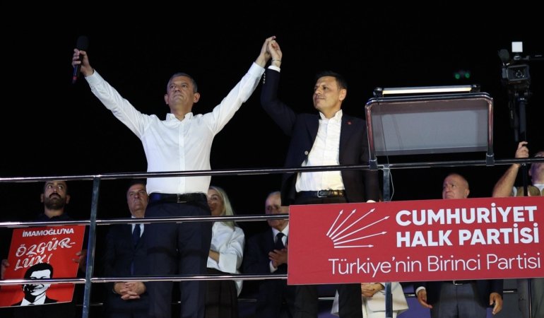 CHP Genel Başkanı Özgür Özel, görevden alınan İstanbul İl Başkanı Özgür Çelik’le Zeytinburnu mitinginde destekçilerine seslendi: Diz çökmeyeceğiz!