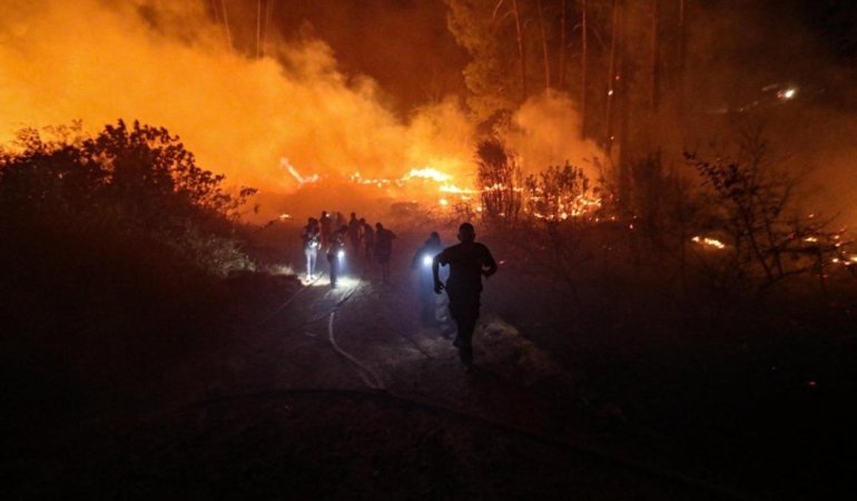 Alanya’da süren yangın, yerleşim yerlerine ulaştı!