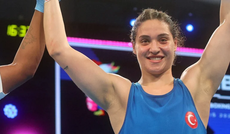 Türk Kadın Milli Boksörler Büşra IŞILDAR ve Şeyma DÜZTAŞ yarı finale yükseldi!