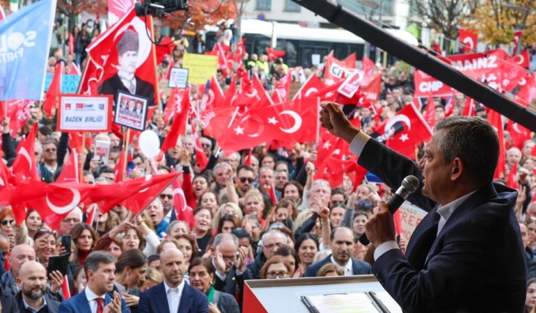 Özgür ÖZEL Sosyalist Enternasyonal toplantısının ardından, Brüksel’deki mitingde Saray’a meydan okudu: Bu darbeyi dünyaya anlatacağım! Pedro Sanchez…