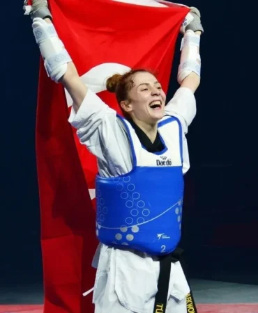 milli-tekvandocu-merve-dincel-kavurat-dunya-sampiyonu-oldu