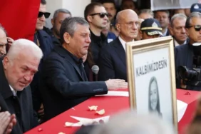 gulsah-durbayin-cenaze-toreninde-konusan-ozgur-ozel-gulsah-kosa-kosa-yasadi-kosa-kosa-calisti