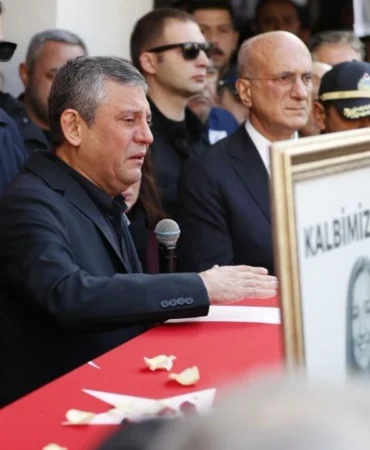 gulsah-durbayin-cenaze-toreninde-konusan-ozgur-ozel-gulsah-kosa-kosa-yasadi-kosa-kosa-calisti