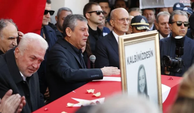 gulsah-durbayin-cenaze-toreninde-konusan-ozgur-ozel-gulsah-kosa-kosa-yasadi-kosa-kosa-calisti