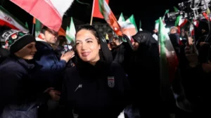İltica tartışmaları ve Savaş ortamında İran Kadın Futbol Milli Takımı, Türkiye üzerinden giriş yaparak ülkelerine döndü, coşkuyla karşılandı… İran kadın futbol takımı, Asya Kupası’ndaki iltica mücadelesinin ardından Tahran’da