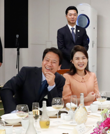 edited_south-korean-joint-press-corps_2018-04-27_kim-jong-un_kim-yo-jong-1255x670