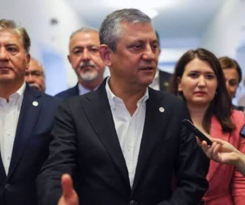 Yeni Parti, kapalı grup toplantısında, Çerçeve Yasa için bağlayıcı bir
