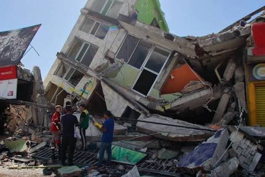 Pazartesi günü Kolombiya’nın batısını vuran 7,4 büyüklüğündeki deprem, binaları yerle