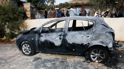 Bir grup yerleşimci, Batı Şeria’nın kuzeyinde Tubasi ailesine ait iki