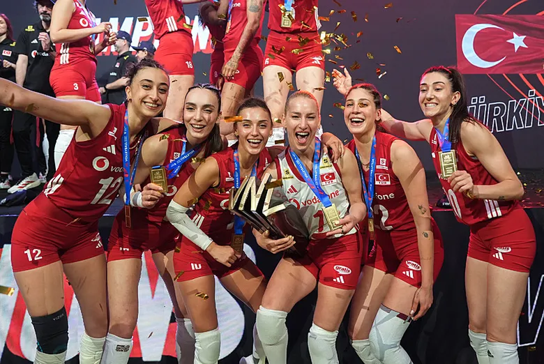 TEBRİKLER FİLENİN SULTANLARI TÜRKİYE SİZİNLE GURUR DUYUYOR