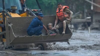 KATMANDU/ Nepal’de bir buzul dağının çökmesiyle tetiklenen ölümcül sel felaketinin
